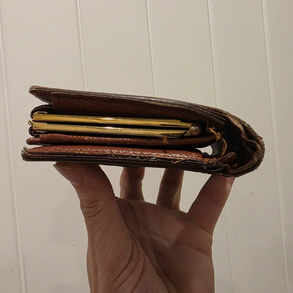 Louis Vuitton Damier Kisslock Monogram Wallet - Picture 5 of 11